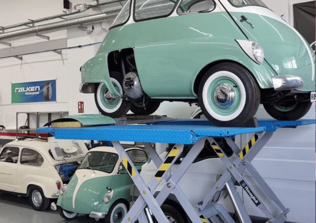 Coche clásico en restauración en Loess Motorsport