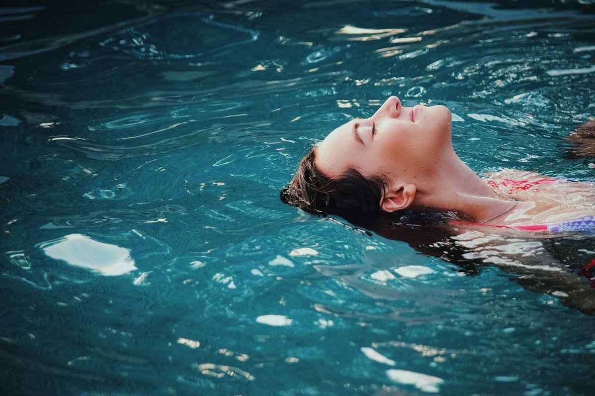 Mujer flotando sobre el agua