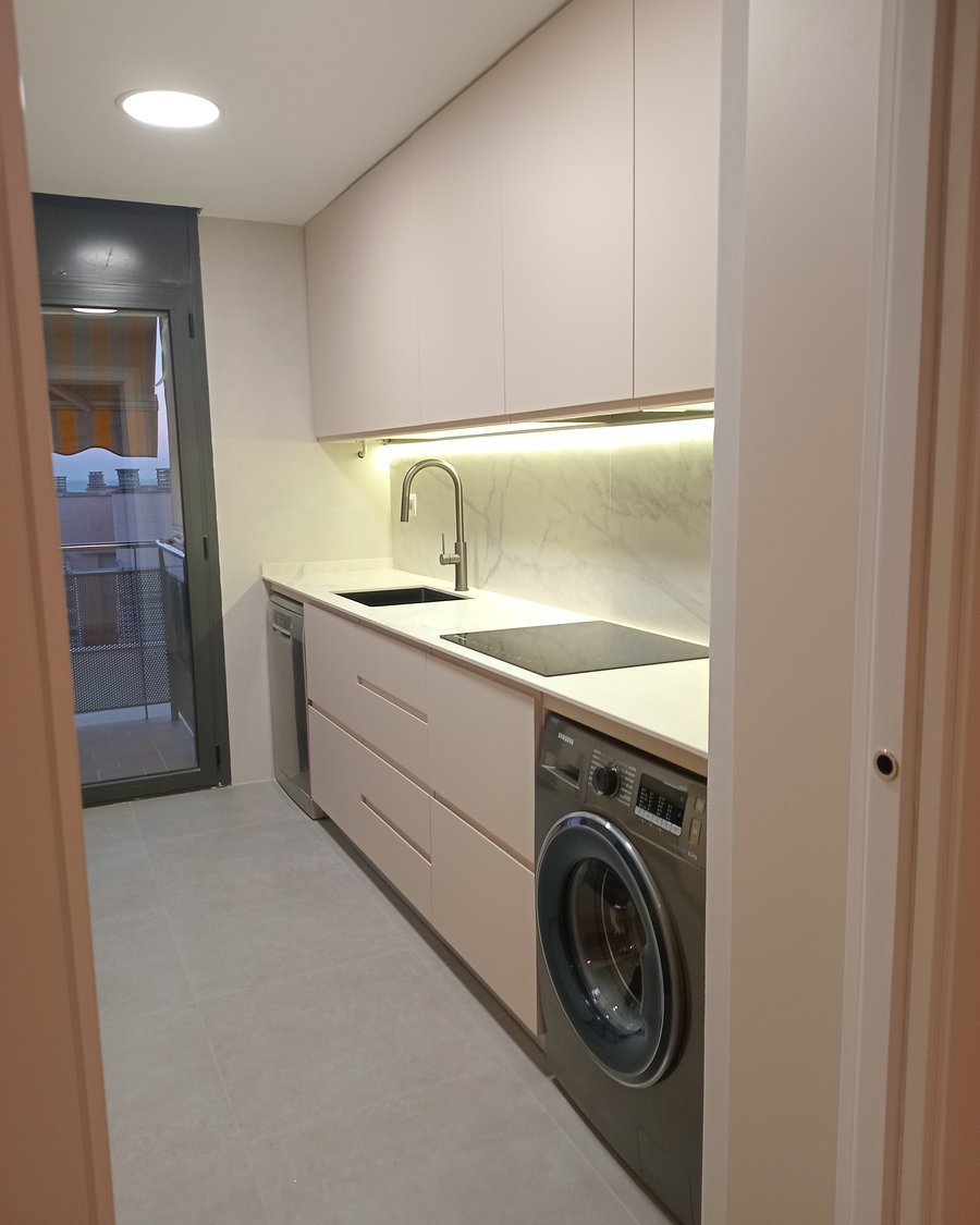 Reforma de cocina funcional en vivienda de Badalona