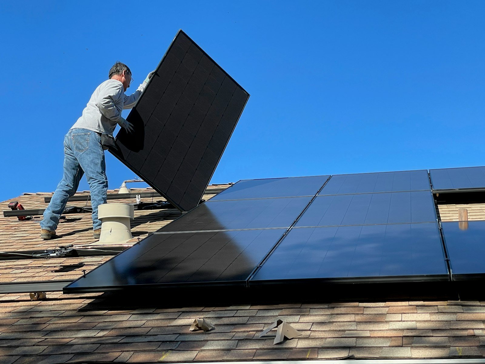 Instalación de placas solares sobre un tejado