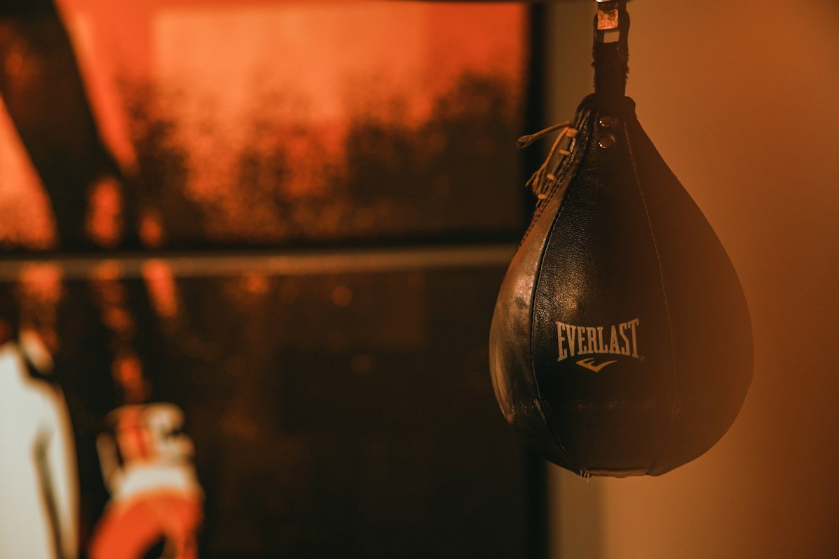 Guantes de boxeo colgados de un gancho