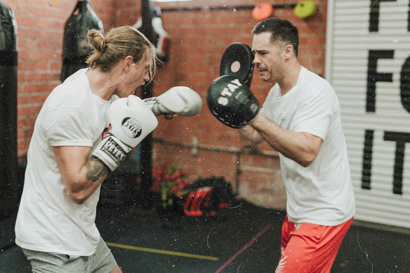 Dos boxeadores haciendo sparring en el gimnasio