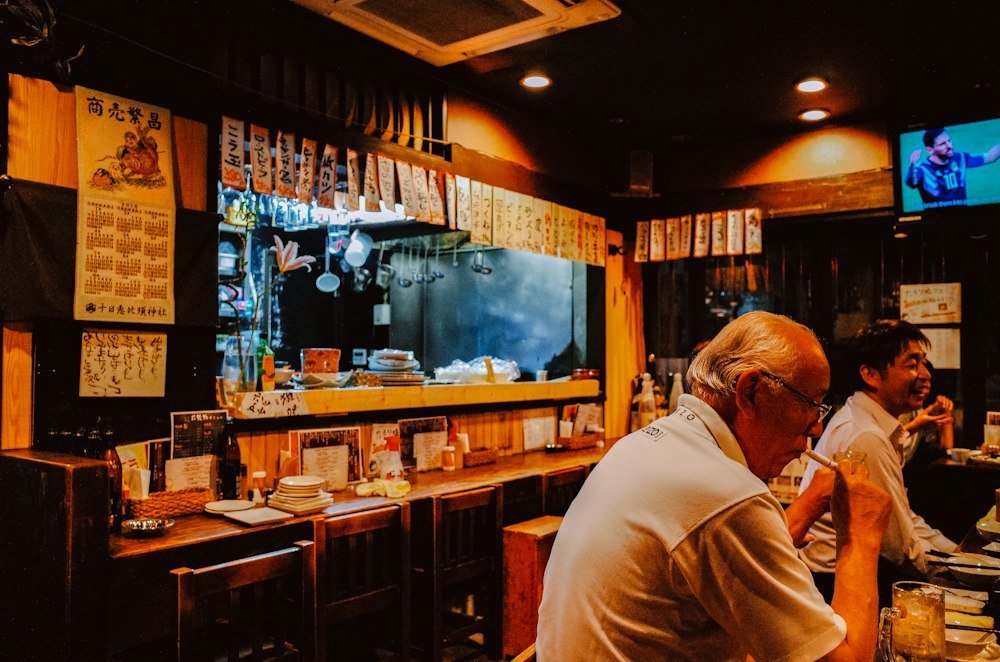 Barra de una taberna japonesa con luz tenue