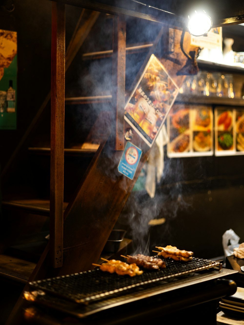 Brochetas a la brasa con vapor