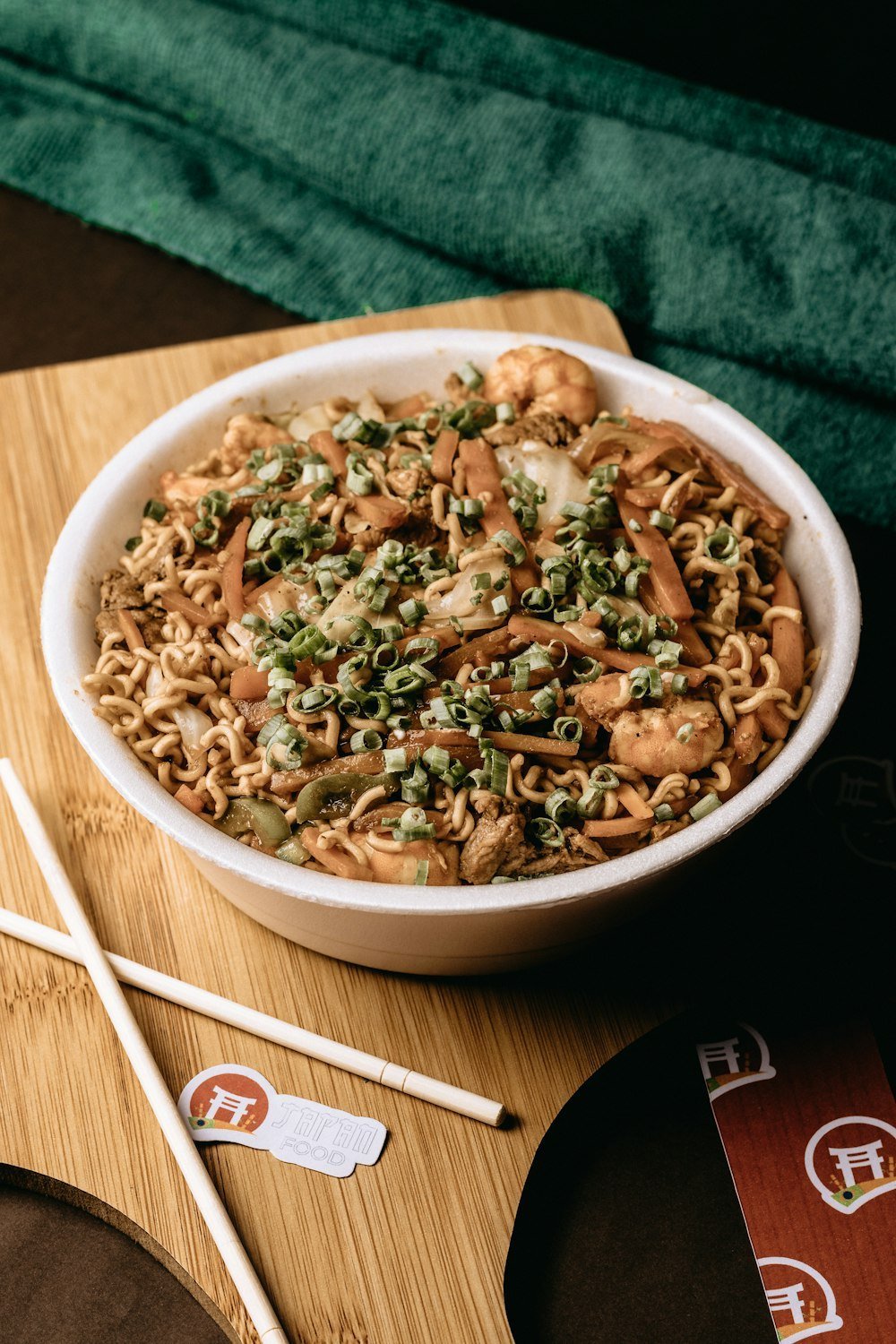 Fideos salteados con palillos
