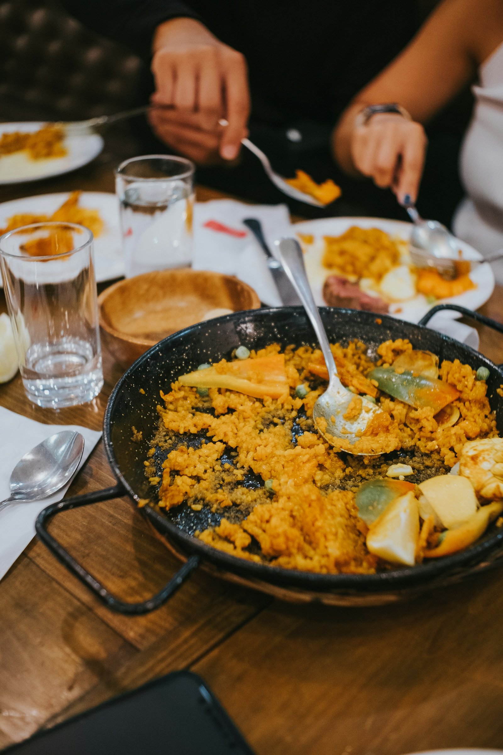 Paella recién hecha sobre una mesa de madera