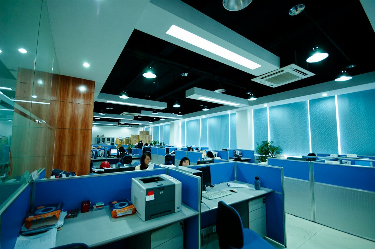Oficina moderna con puestos de trabajo