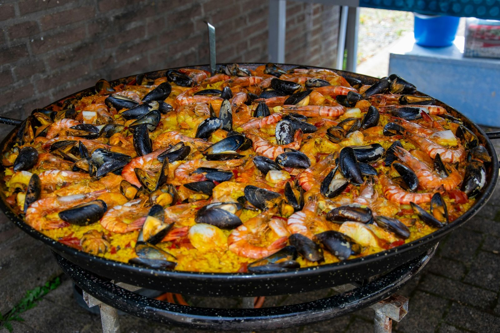 Paella de marisco con gambas y mejillones