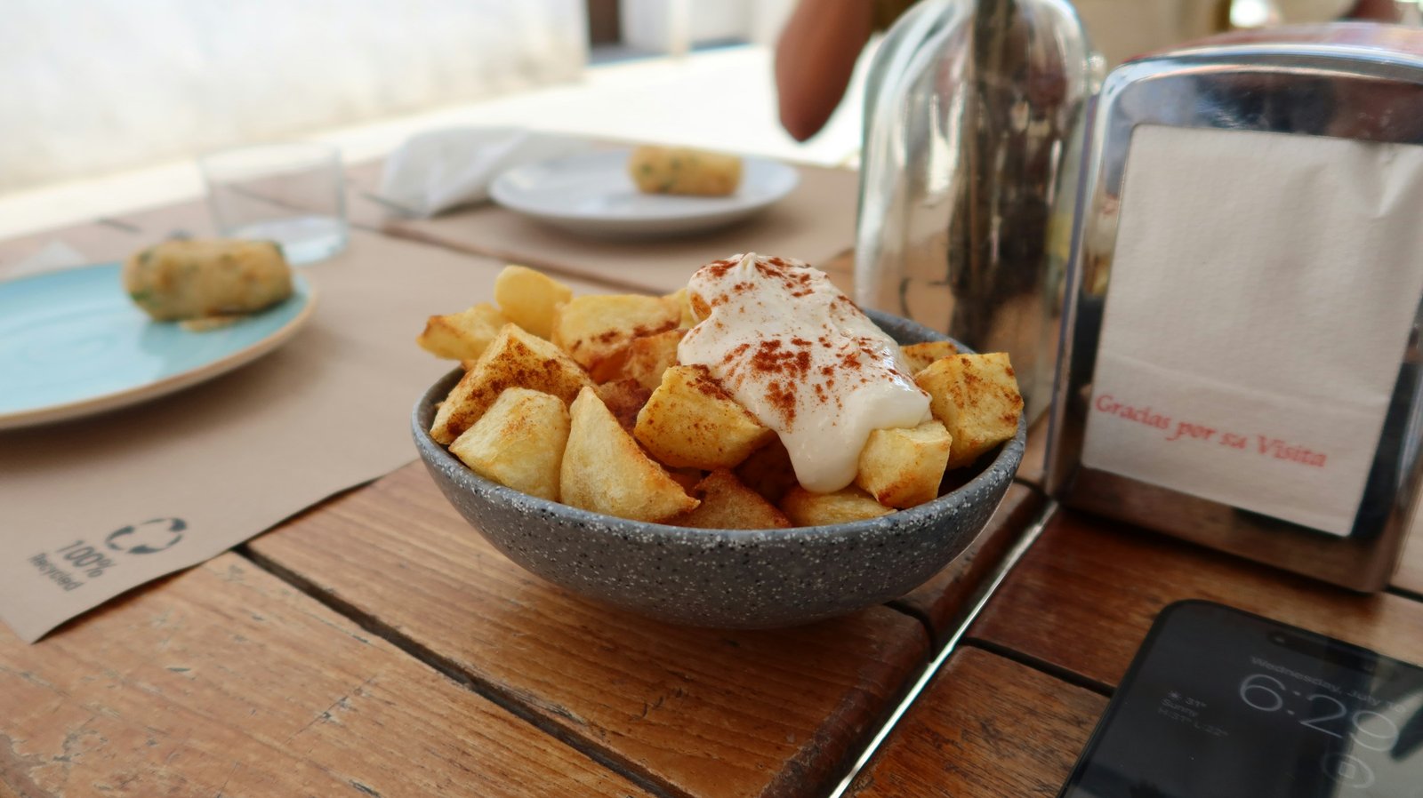 Patatas bravas en un cuenco