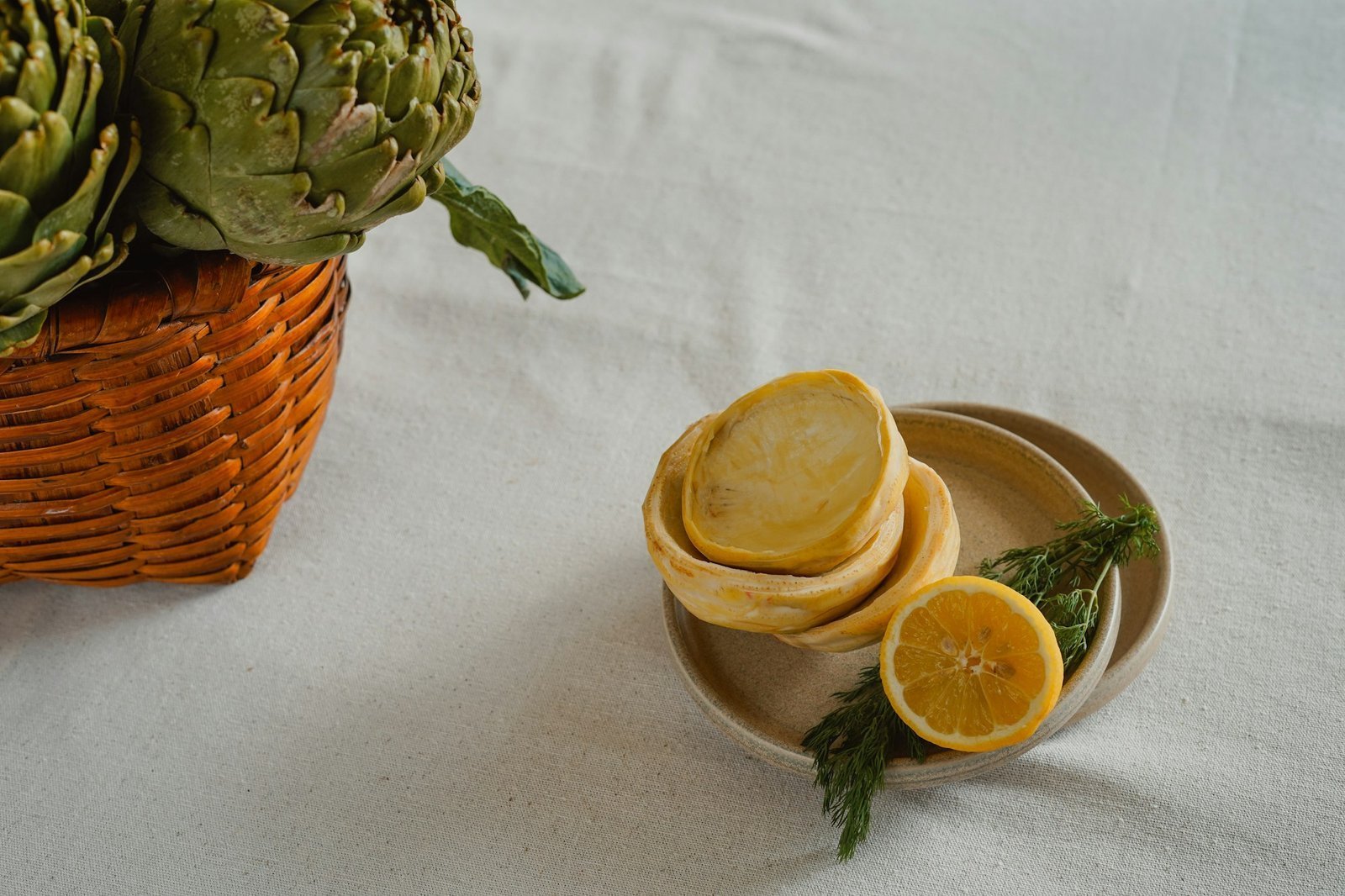 Alcachofas frescas y verduras de temporada sobre la mesa
