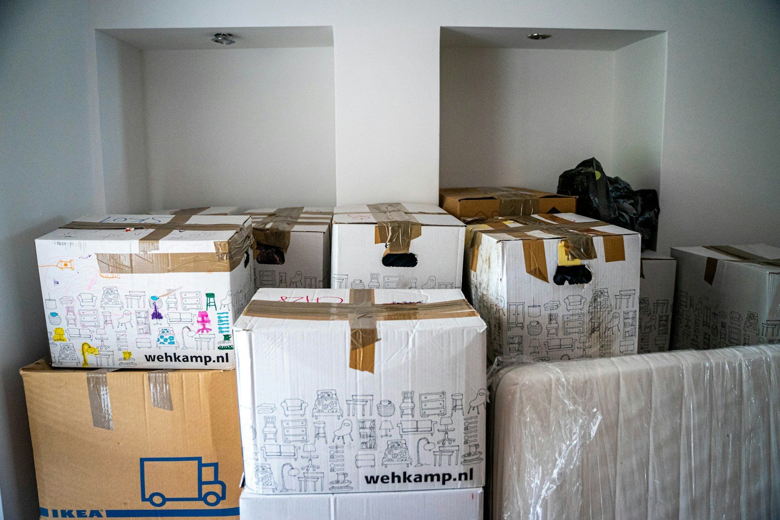 Cajas y muebles embalados listos para la mudanza
