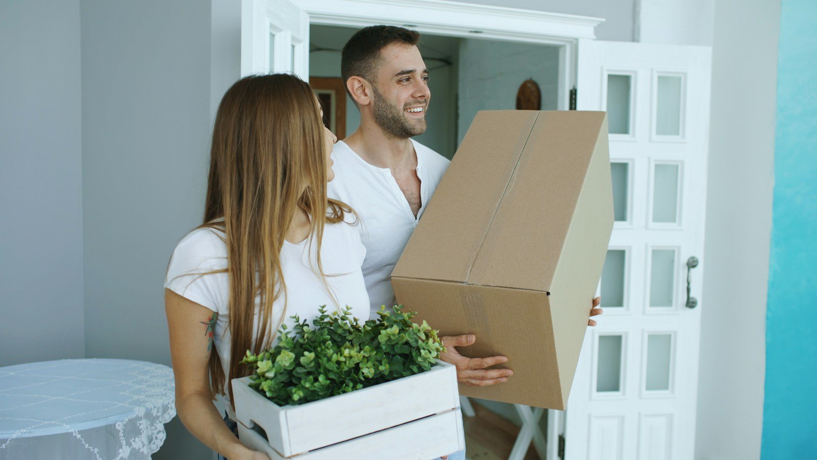 Pareja entrando cajas en su casa nueva