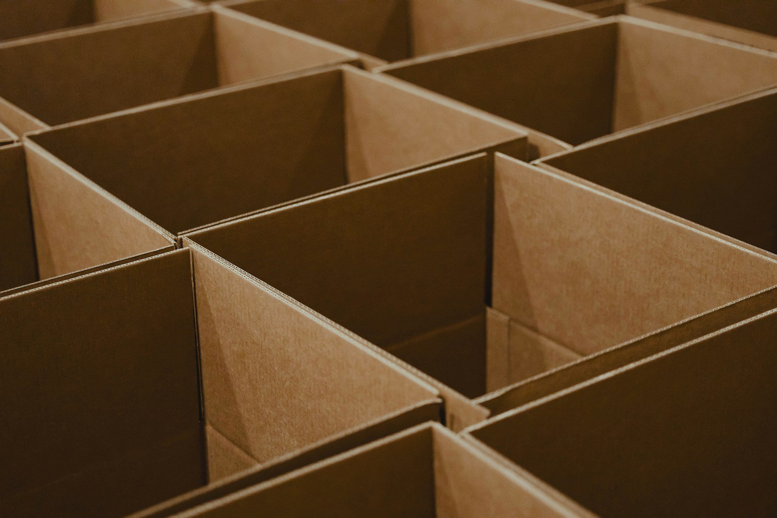 Cajas de cartón abiertas preparadas para embalar