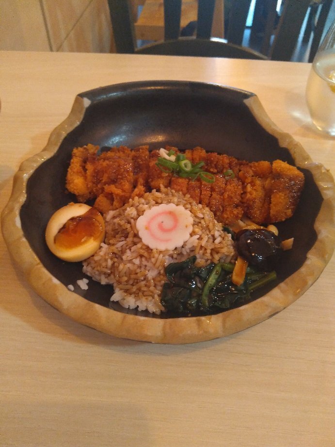 Bol de arroz con pollo y huevo