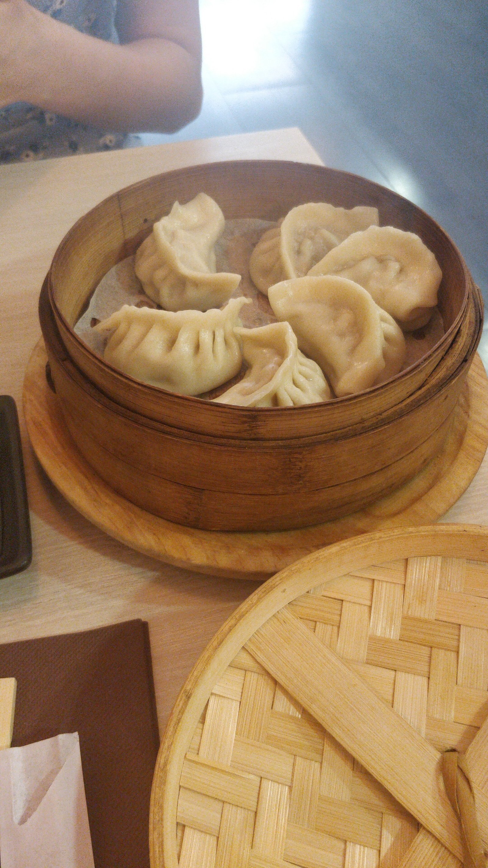 Dumplings al vapor en cesta de bambú
