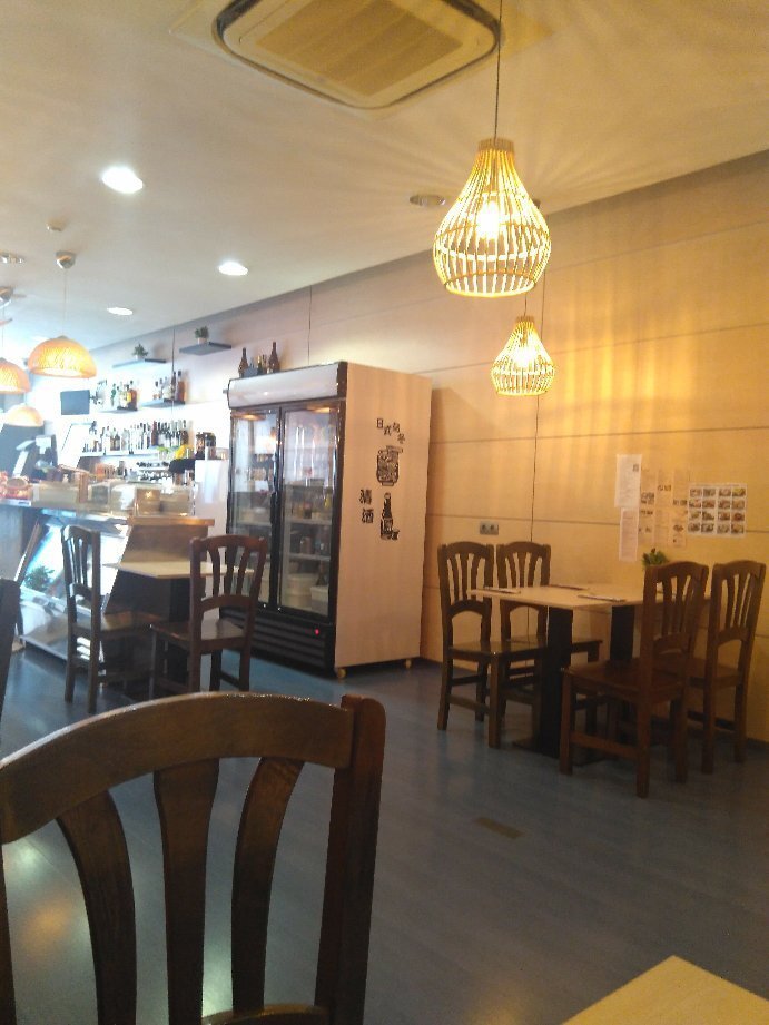 Interior de Nagomi Ramen Bao con farolillos japoneses