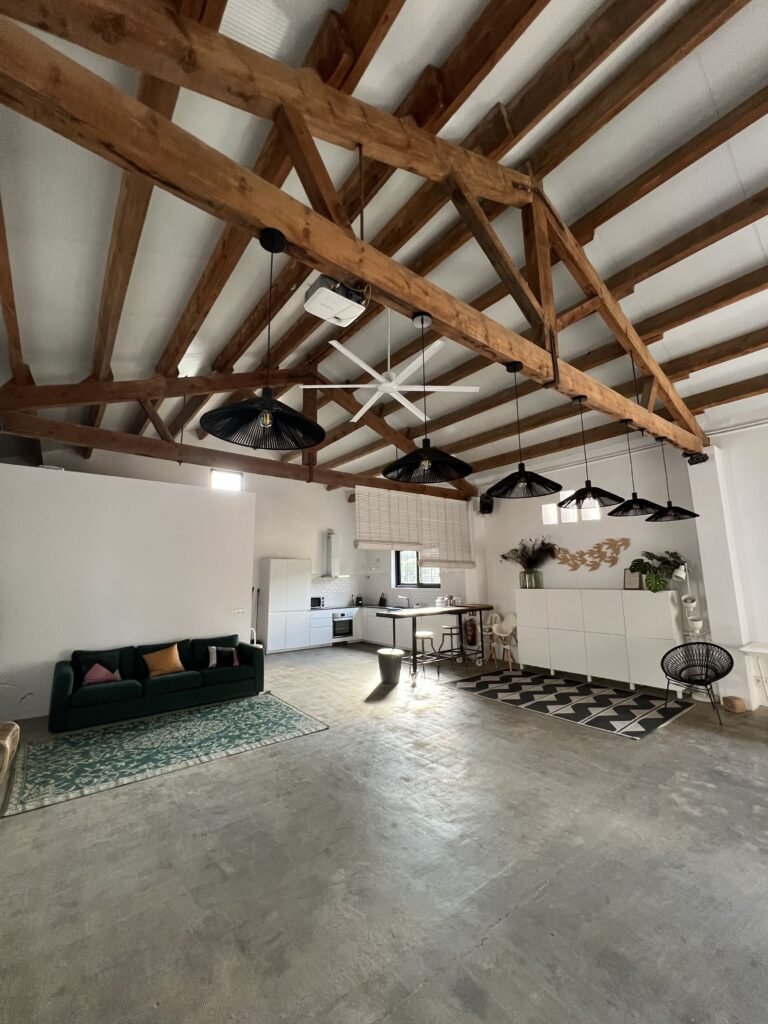 Sala interior de Natural Chic con techo de vigas de madera