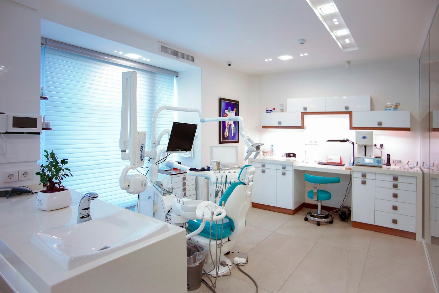 Gabinete dental moderno con sillón y equipo